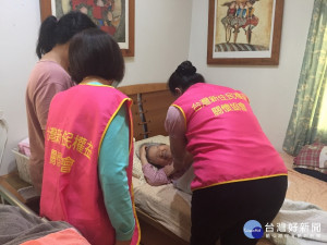 南投縣府為居服員配有通譯方便溝通。（社會及勞動處提供）