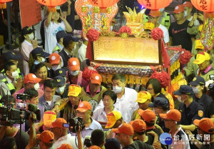 縣長王惠美、會同鎮瀾宮董事長顏清標等人在永樂街天后宮扶媽祖鑾轎起轎。