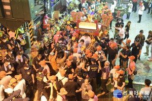 大甲媽祖繞境18日傍晚提早進入彰化市進駐永樂街天后宮，由縣長王惠美、大甲鎮瀾宮董事長顏清標親自接駕。