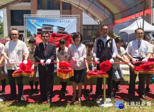 北港高中「陳陽春藝術大樓」歷時10年構思建造，耗資新台幣8,300萬元，在3任校長經營擘畫下，熱鬧揭牌啟用。