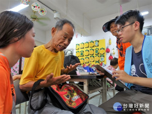 83歲林阿公，多年前就因退化開始有重聽的狀況，也因為聽力退化的關係，在與他人溝通上較為吃力，因此林阿公參加社區的活動時都會很困擾。圖／弘道老人福利基金會提供
