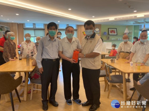 輔導會副主任委員李文忠19日探視慰問板橋榮家住民長輩，致贈端午節加菜金，祝福板橋榮家所有住民佳節快樂