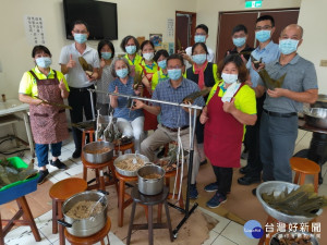 志工和分局長包肉粽慰勞同仁。林重鎣攝