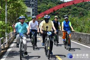 市長侯友宜20日由水利局長宋德仁及高管處長謝俊隆等陪同騎乘自行車沿河濱視察成果