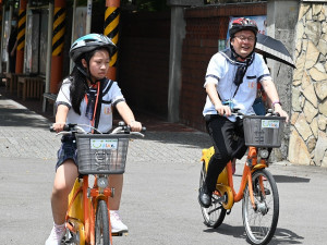 阿文仔同學由江翠國小學生帶領共同使用學生卡搭乘捷運、騎UBike抵達校園，並進行數位簽到、合作社小額支付、數位投票及圖書借閱等，體驗數位校園便利性