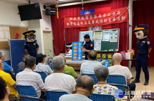 海山分局特於佳節前夕假日至轄區港尾里活動中心進行交通安全宣導