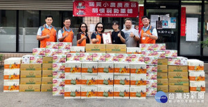 板橋郵局20日假「新北市街友外展服務中心」舉辦「購買小農農產品關懷弱勢團體公益活動」贈送儀式