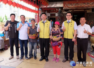 雲林地檢署結合社區資源，於虎尾鎮堀頭社區辦理「粽下福田、端陽有愛」活動，讓社會勞動人在社區媽媽指導下包粽子，分送給弱勢家庭。