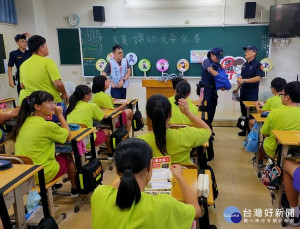 臺西警分局為落實校園犯罪預防，特前往臺西國中實施反貪、反毒、婦幼及交通安全宣導，亦提醒暑假將至，多從事正當休閒活動以確保安全。