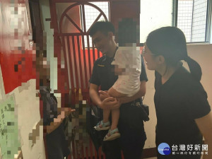 三歲女童走失迷途，新到任副所長偕同仁調監視器助返家。

