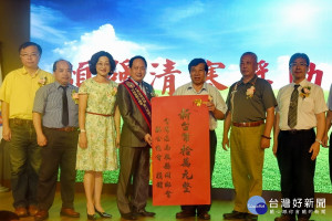 南投同鄉聯合總會捐款助學。（縣府提供）