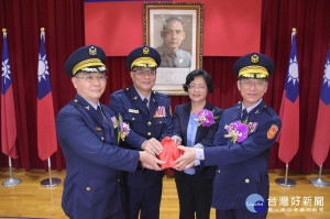 彰化縣警察局長交接，新任警局許錫榮，也是彰化子弟。（右一）