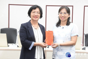 彰化縣推動中央文化資產補助案，8年來首次考評榮獲「優等」等定。左為縣長王惠美頒獎獎勵文化局長張雀芬。圖／彰化縣政府提供
