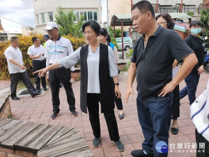 彰化市忠孝國小幼兒園圍牆龜裂，王惠美囑咐加快速度修復。圖／記者鄧富珍攝