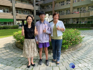 新港國中學生林啓聖與校長林婉鈴（左）／嘉義縣府提供
