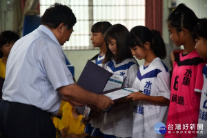 水里國小女子足球隊獲全國冠軍，陳副縣長頒獎表揚。