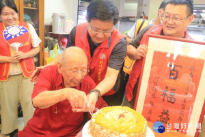 新北市榮民服務處總幹事李復鄉23日率服務處同仁暨榮欣志工一行人，赴新店區為榮民陶壽泉爺爺提前慶祝百歲壽誕