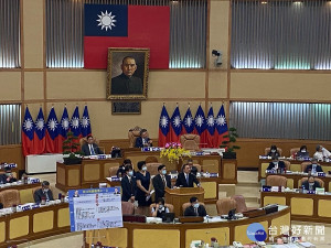 張志豪、彭佳芸、鄭宇恩、李坤城、何博文、廖宜琨等議員24日聯合質詢 （圖／記者黃村杉攝）