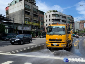 新北市府上午10時前已啟動防熱機制，持續落實執行公共場所進行防熱宣導措施，運用回收處理水進行分隔島、公園植被灑水保護，及市區路面灑水降溫作業