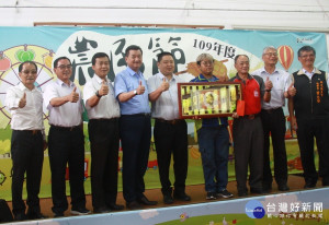 草屯農友廖明富李洽滄獲表揚。（記者扶小萍攝）