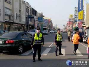 因應端午連假，北港警方針對朝天宮、武德宮及口湖遊客中心等熱門景點，調派警民力協助疏導交通，亦提供替代道路資訊讓用路人及早因應。