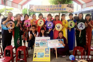 臺西警分局於海口故事館「粽香傳情暨思鄉肉粽情」活動，配合辦理反貪、反毒、防詐、婦幼及交通安全宣導，獲現場新住民朋友高度肯定。