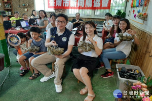 準備粽子與新住民分享。