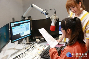 青年體驗主持人口播工作（圖／台中市政府提供）