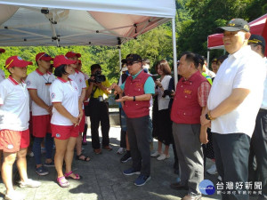 市長侯友宜27日率消防局、警察局、烏來區公所及新店區公所等到烏來區紅河谷現場慰問駐點的民間救難團體