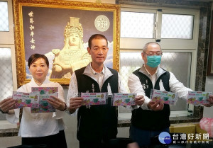 萬泰科技集團為白沙屯媽祖進香活動製作30萬個涼夏專用奈米科技口罩，免費與媽祖信徒結緣，由北港朝天宮董事長蔡咏鍀等人，為限定版口罩加持祈福。