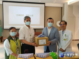 Dr. Ku設計「隨心酒精盒」  生產廠商致贈1000個給秀傳醫護。左起秀傳醫護總監張麗銀、秀傳醫院副營運長陳進堂、生產廠商昇昕公司帶標、秀傳古鳴洲副總裁。圖／記者鄧富珍攝
