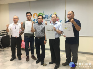 南投縣環保局長方信雄（右二）與主管反對中火重啟2號燃煤機組。（ 記者扶小萍攝）