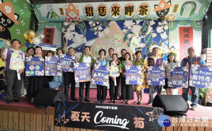 彰化縣長王惠美還有農委會農業金融局長李聰勇、農糧署中區分署副分署長姚士源、彰化縣議員顧黃水花、李寶銀、花壇鄉長顧勝敏、花壇鄉民代表會副主席沈文盛、彰化縣農會總幹事廖振賢、彰化市農會總幹事白閔傑、鹿港鎮農會總幹事紀呈聰、田中鎮農會總幹事曾招英、北斗鎮農會總幹事張桂連、田尾鄉農會總幹事楊春枝、台中區農業改良場副場長洪梅珠、彰化縣肉品市場董事長蔡宗廷等人參加花壇鄉農會主辦的茉莉花季活動。圖／記者鄧富珍攝