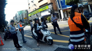 為守護民眾騎車安全，臺北區監理所與新北市政府警察局在新北市境內重要路段聯合執行交通違規的取締