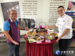 花壇鄉長顧勝敏（左）推薦在地竹筍系列大餐，右為全國麗園大飯店行政主廚楊俊民。圖／記者鄧富珍攝