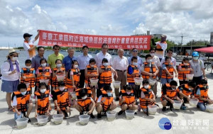 台塑企業為響應政府進行漁業資源復育，積極在麥寮工業區附近海域投入魚苗放流保育工作，以豐富當地漁業資源，提高在地漁民漁獲量。