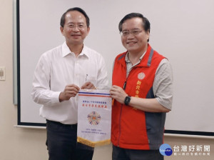 新北榮服處長林火土日前偕同就業站同仁拜會臺灣怡和保全公司董事長劉東奇，協助退除役官兵穩定就業，建構長期合作關係
