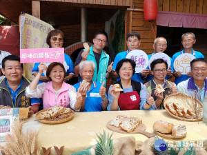 縣長王惠美、芬園鄉長林世明、縣議員李寶銀、林茂明等人推廣進芬社區「米胖」。圖／記者鄧富珍攝
