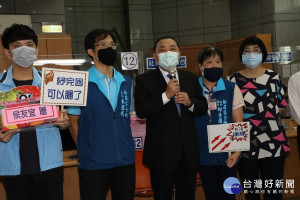 侯友宜市長2日上午偕同民政局長柯慶忠和社會局長張錦麗特地到新莊區公所慰勉，並致贈蘋果 