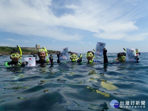 福連國小以浮潛勇渡卯澳灣領取畢業證書