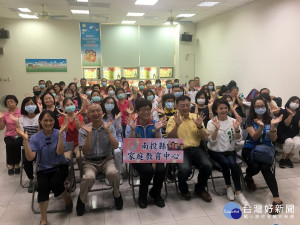 南投家庭教育中心志工參與活動設計等培訓。（記者扶小萍攝）