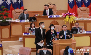 國民黨團2日市政總質詢，聚焦三倍券便民措施及新北擴大振興方案，同時也對國中小學教室加快腳步全面裝冷氣等議題 （圖／記者黃村杉攝）