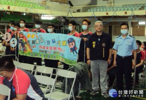 北港警分局偵查隊副隊長陳昱銘率員前往北港農工，藉由與學生的即時互動，提醒青春專案工作重點與青少年朋友暑期應注意事項，預防犯罪或被害發生。