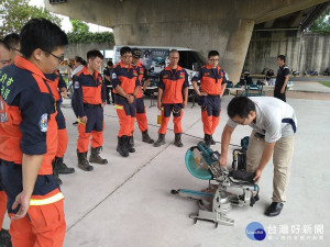 消防局2日至5日於板橋區新海橋下高灘地，以及汐止區橫科震災訓練場舉辦72小時不間斷救援訓練