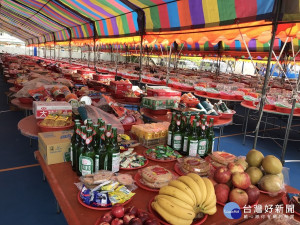 佳里國小教室落成數百桌供品謝土。