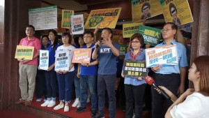 原本監察委員被提名人陳菊等26人，原預計於今（3）日下午拜會立法院，為抗議總統府提出的監委名單，國民黨立法院黨團超過30位委員齊聚立法院大門，準備「迎接」陳菊等人，最終陳菊等人藉故取消拜會立法院行程。（圖／國民黨立法院黨團Facebook）
