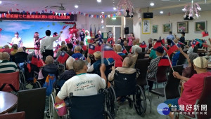 盧溝橋抗戰83周年，板橋榮家為向勞苦功高、犧牲奉獻的榮民長輩們獻上最高敬意，特別邀請晶彩藝能團來家作紀念展演