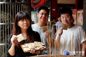 農業局特別於新北市6個考場考生休息區提供免費包種茶包，為考生加油打氣，也祝福考生們「包中」好學校