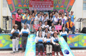 縣長王惠美參加忠權社區愛物惜福綠市集活動。
