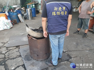 環保局4日午間接獲民眾陳情，指三峽區中正路2段附近有空氣污染情形，遂立即派員循線追查，果然查獲有業者正在燃燒廢棄馬達